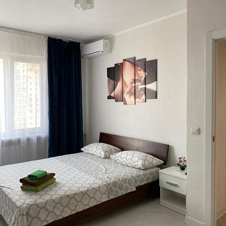 Cozy Apartment on Gmyri 12b near metro Poznyaki Kiev Dış mekan fotoğraf
